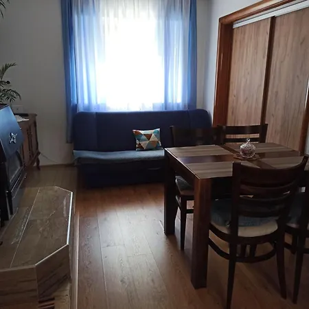 Adna كولين فاكوف